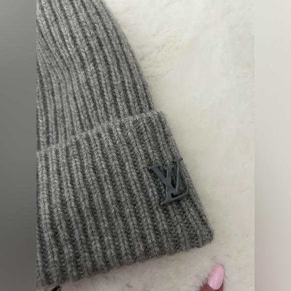AUTHENTIC LOUIS VUITTON LV Ahead Beanie 100% cashmere🩶 - Picture 3 of 9